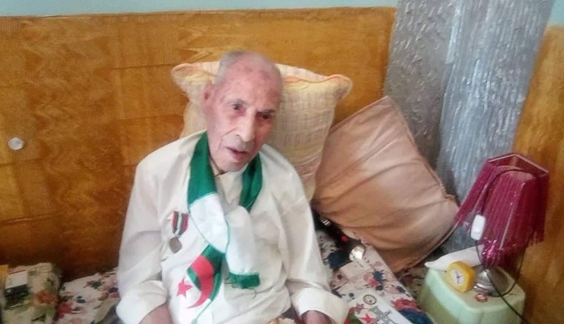 والي أم البواقي يكرم المجاهد بوشاقور صالح بمناسبة عيد الاستقلال