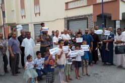 بالصور..مستفيدو الترقوي ببريكة يحتجون رفقة أطفالهم ويطالبون بتسليم المفاتيح من دون زيادات