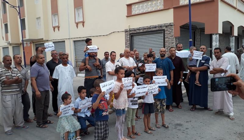 بالصور..مستفيدو الترقوي ببريكة يحتجون رفقة أطفالهم ويطالبون بتسليم المفاتيح من دون زيادات