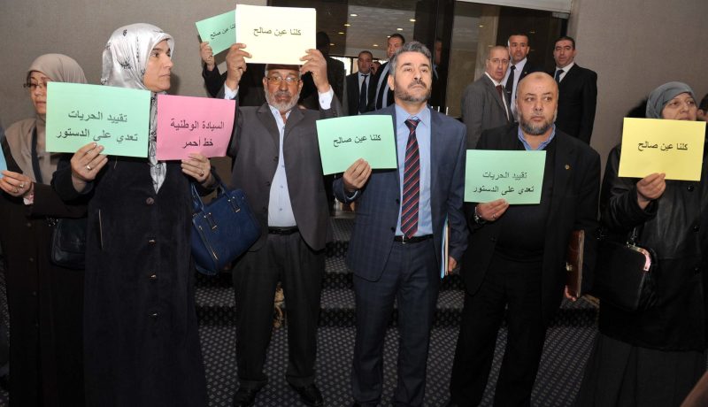 المعارضة تحتج في البرلمان الجزائري أثناء دخول عبد المالك سلال