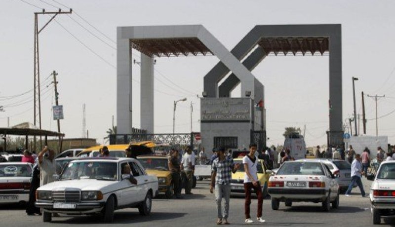 السلطات المصرية تفتح معبر رفح جزئيا بعد إغلاق دام 8 ايام