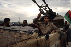 مقتل 12 عنصرا من الجيش الليبي في انفجار سيارة مفخخة ببنغازي