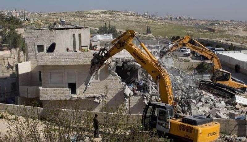 الجيش الإسرائيلي يهدم 4 منازل لأسرى فلسطنيين بالضفة