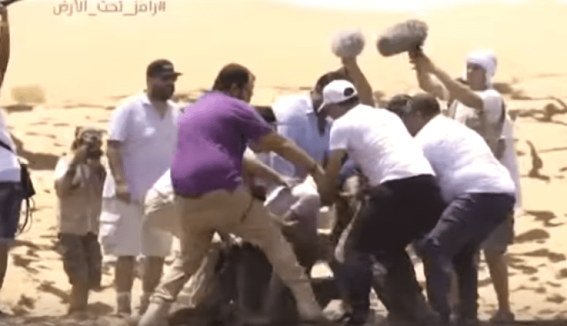 لاعبا الزمالك والأهلي المصري يبرحان رامز جلال ضربا بعد اكتشاف مقلبه وهكذا كان ردّ الأخير