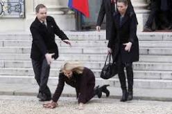 فيديو سقوط رئيسة وزراء الدنمارك أمام قصر الإليزيه