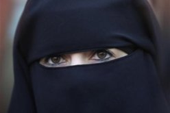 بالفيديو منتقبة تفاجئ المارة بوصلة رقص في الشارع بمدينة فاس