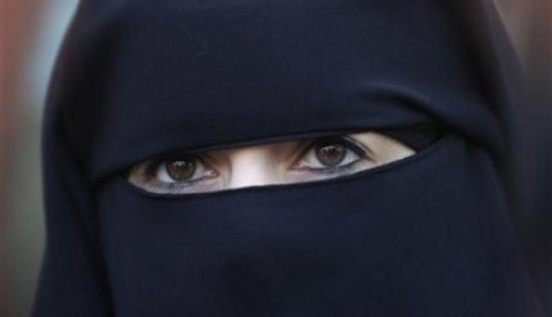 بالفيديو منتقبة تفاجئ المارة بوصلة رقص في الشارع بمدينة فاس