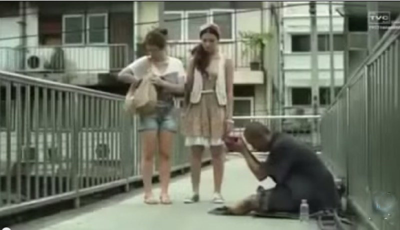 شاهد كيف كشفت فتاة حيلة متسول يدعي أنه فاقد لساقيه