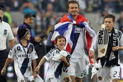 بيكهام يسير على درب والده ويتدرب مع مانشستر يونايتد