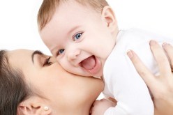 اليكِ طريقة جديدة وسهلة لحمل رضيعك