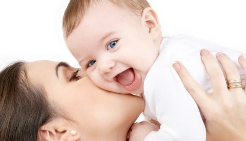 اليكِ طريقة جديدة وسهلة لحمل رضيعك