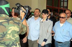 الجندي شاليط سلم نفسه للمقاومة الفلسطينية