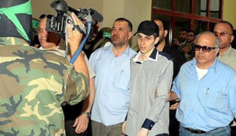 الجندي شاليط سلم نفسه للمقاومة الفلسطينية