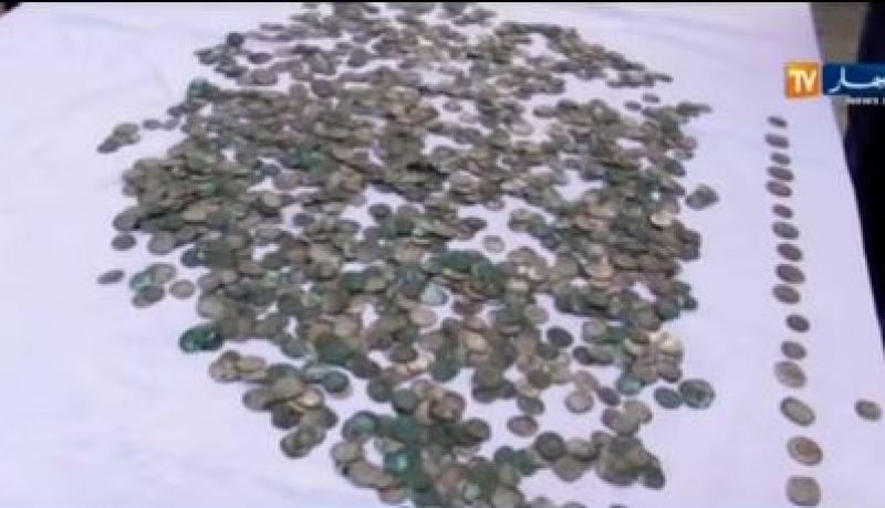 بالفيديو الدرك الوطني يسترجع أزيد من 1500 قطعة نقدية أثرية بتلمسان