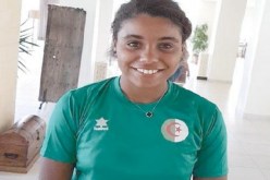 لاعبة تنس تؤدي نهائي بطولة إفريقيا بحذاء ممزق.. وحطاب غاضب من مديري الرياضة !