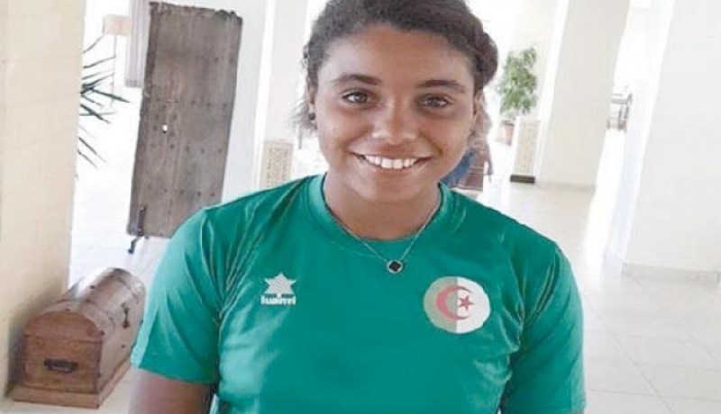 لاعبة تنس تؤدي نهائي بطولة إفريقيا بحذاء ممزق.. وحطاب غاضب من مديري الرياضة !