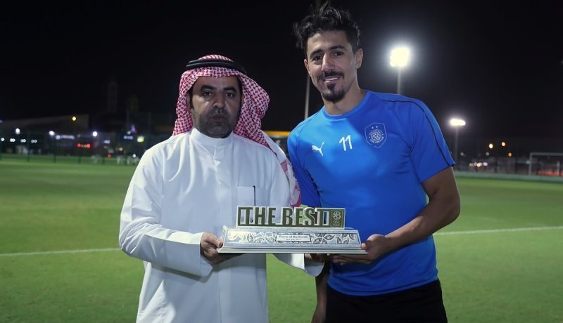 بونجاح يتسلم جائزة أفضل لاعب في الشهر