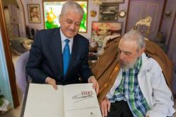 سلال يزور الزعيم التاريخي فيدال كاسترو في هافانا