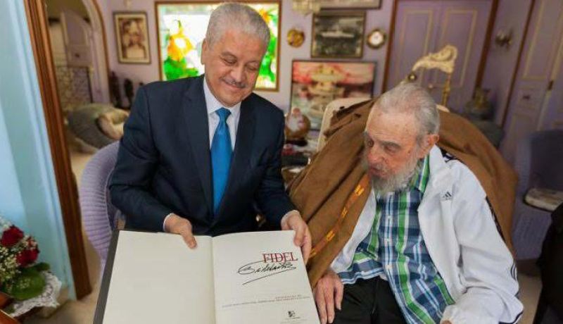 سلال يزور الزعيم التاريخي فيدال كاسترو في هافانا