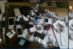 بالفيديو ضبط هواتف نقالة وقصاصات ورق موجهة للغش في البكالوريا
