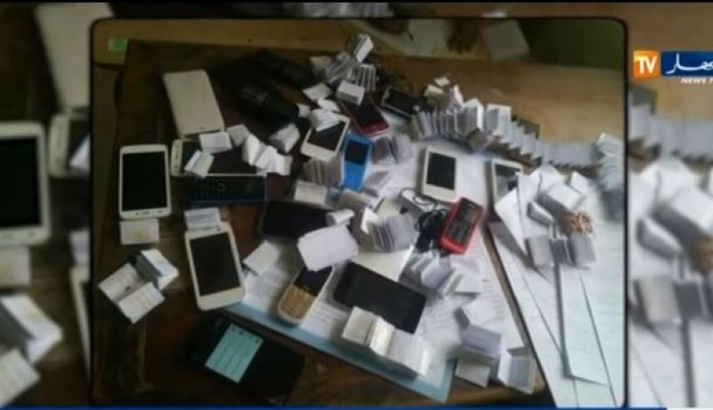 بالفيديو ضبط هواتف نقالة وقصاصات ورق موجهة للغش في البكالوريا