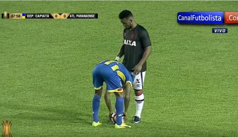 شاهد.. واقعة طريفة في مبارات كرة القدم