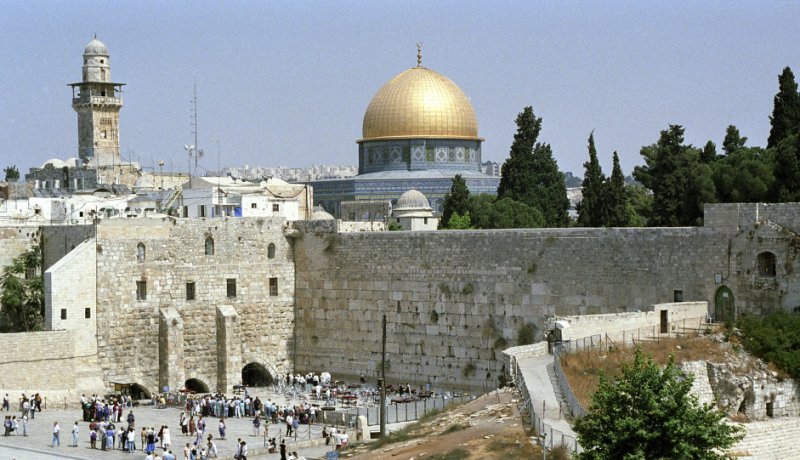 احتفالات بالقدس بعد إعادة فتح أبواب الأقصى