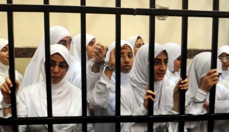 منظمة العفو الدولية تطالب عدلي منصور بالإفراج عن فتيات الإسكندرية