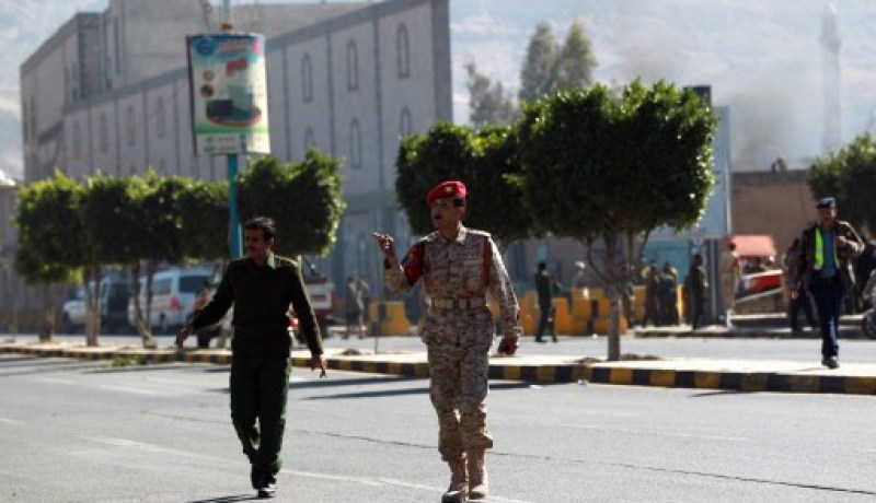 محققون يمنيون: الهجوم على وزارة الدفاع نفذه 12 مسلحا غالبيتهم سعوديون