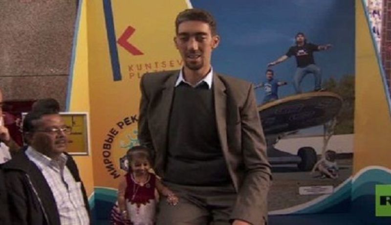 بالفيديو أطول رجل وأقصر إمرأة في العالم بالمركز التجاري في موسكو