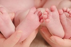 سيدة تحقق حلمها وتنجب توأما في عمر الـ61!