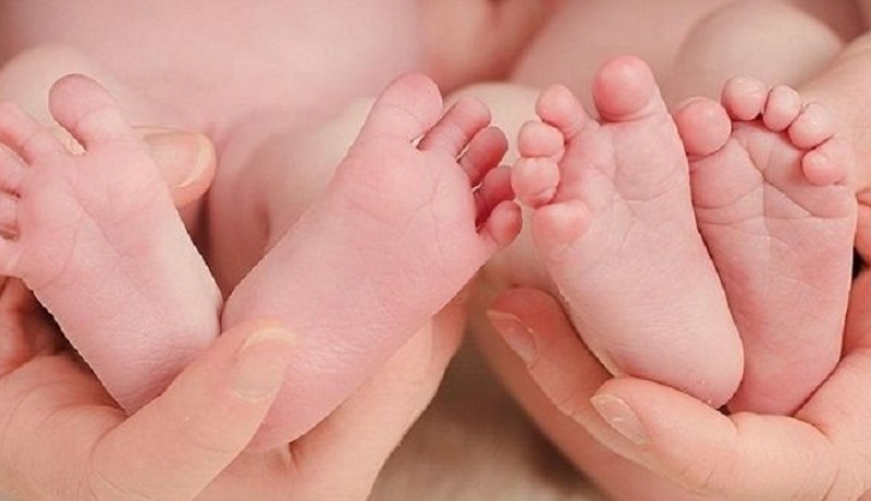 سيدة تحقق حلمها وتنجب توأما في عمر الـ61!