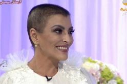بالفيديو.. مذيعة سعودية تحلق شعرها على المباشر