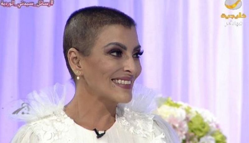 بالفيديو.. مذيعة سعودية تحلق شعرها على المباشر