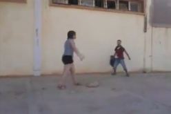 بالفيديو شاب في تلمسان يحاول تجريد فتاة من ثيابها
