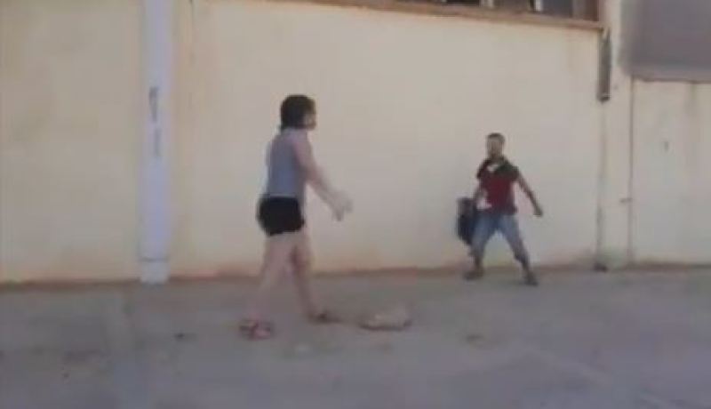 بالفيديو شاب في تلمسان يحاول تجريد فتاة من ثيابها