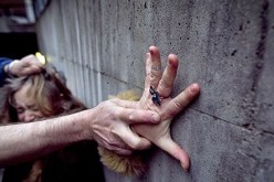 عصابة تغتصب فتاة وتبثّ الحادثة على المباشر في الفايسبوك