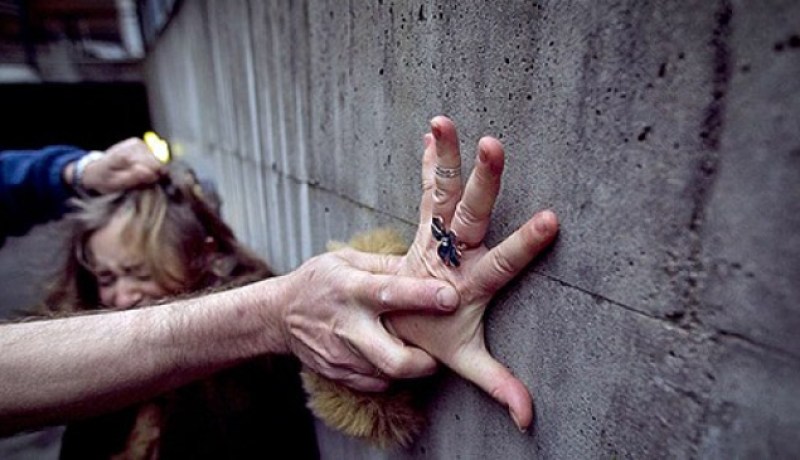 عصابة تغتصب فتاة وتبثّ الحادثة على المباشر في الفايسبوك