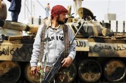 قوات القذافي تتراجع غربا