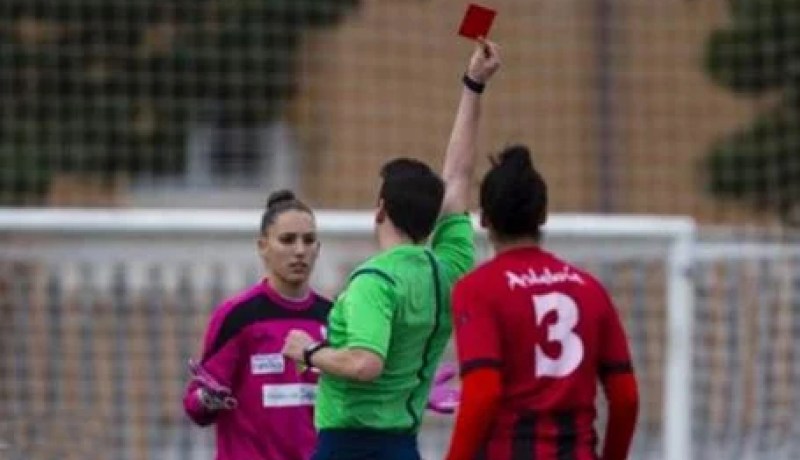 حكم يطرد لاعبة رفضت إعطاءه رقم هاتفها