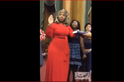 بالفيديو لأول مرة قاضية أمريكية تؤدي اليمين القانونية على المصحف الشريف