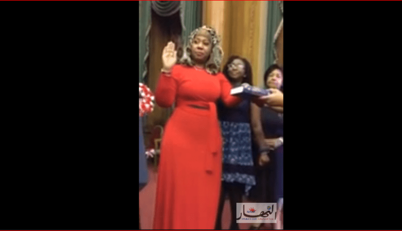 بالفيديو لأول مرة قاضية أمريكية تؤدي اليمين القانونية على المصحف الشريف