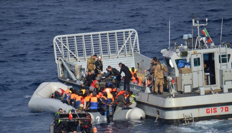 السلطات الإيطالية تنقذ أكثر من ألف مهاجر غير شرعي في مياه المتوسط خلال الساعات الـ48 الماضية