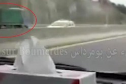 فيديو صادم لشاحنة تسير بالاتجاه المعاكس في طريق بومرداس