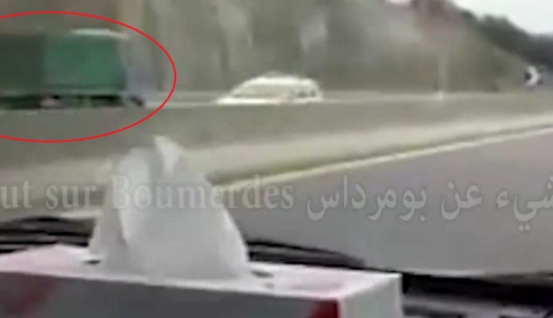 فيديو صادم لشاحنة تسير بالاتجاه المعاكس في طريق بومرداس