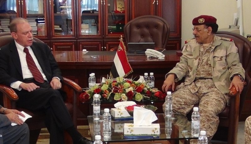 وزير الدفاع اليمني يؤكد التزام الجيش بتنفيذ المبادرة الخليجية