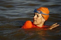 السفيرة الهولندية في السودان تعبر نهر النيل سباحة