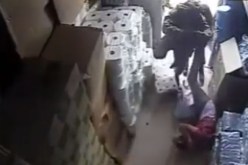 بالفيديو  اعتداء وحشي من جنود الاحتلال على فلسطيني أعزل