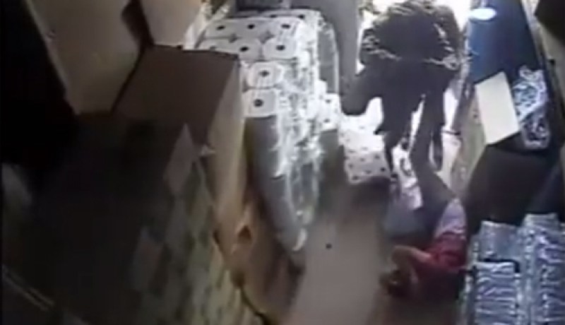 بالفيديو اعتداء وحشي من جنود الاحتلال على فلسطيني أعزل