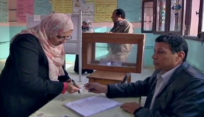 المصريون يدلون بأصواتهم لليوم الثاني لانتخابات مجلس الشورى